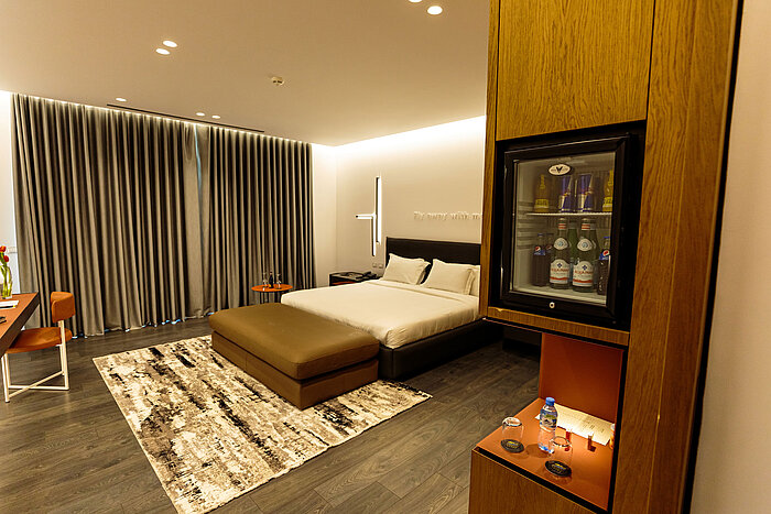 Modern room at Maritim Resort Marina Bay with double bed, minibar and stylish interior