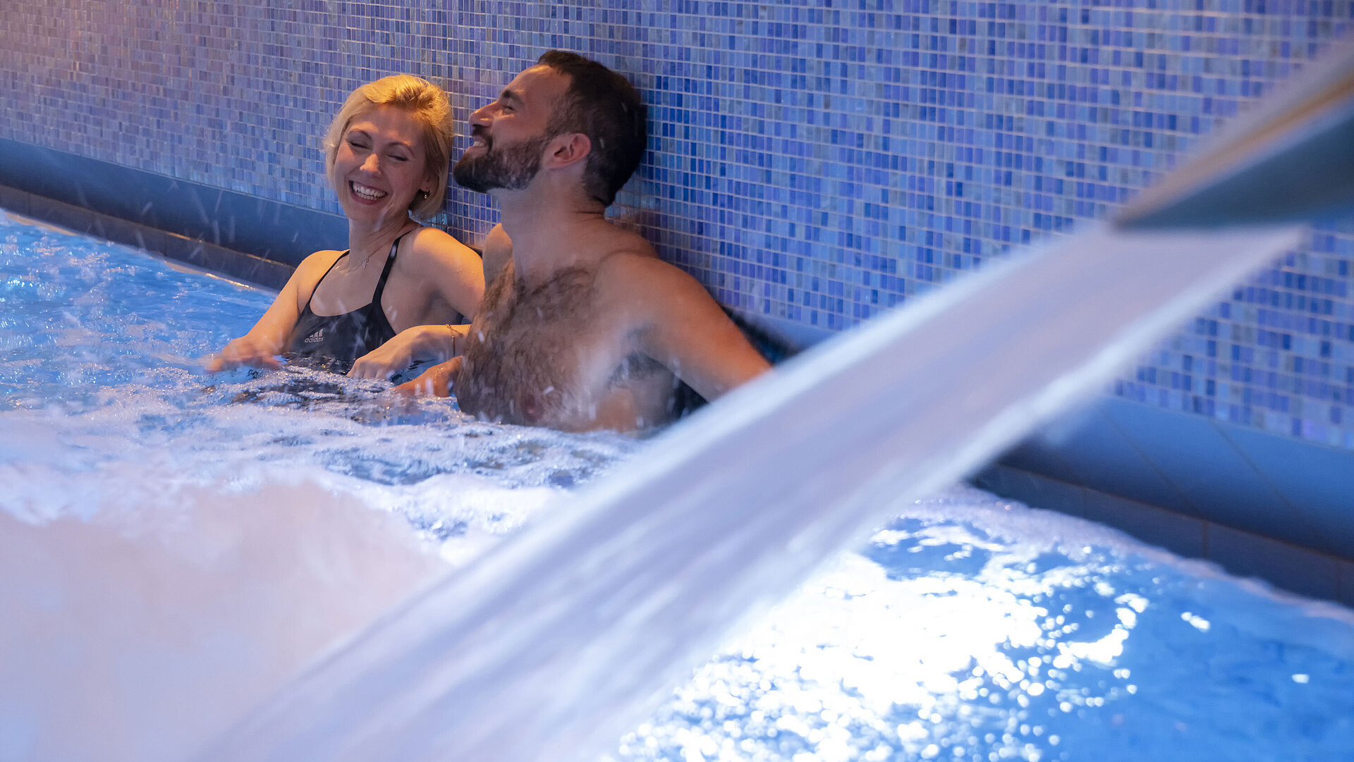 Two guests enjoy the warm water jet in the whirlpool at Maritim Hotel Ingolstadt.