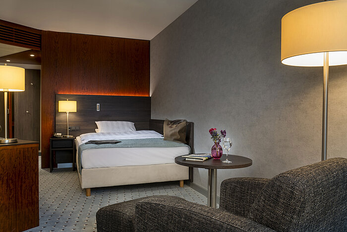 Classic Single room Modern single room with stylish furnishings, cozy lighting and comfortable seating at the Maritim Hotel Bremen.