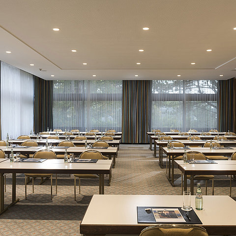 "Salon Hannover" conference room at Maritim Seehotel Timmendorfer Strand with row seating and natural light.