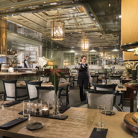 The La Marée restaurant in the Maritim Hotel Bonn with its stylish ambience and attentive service staff at work.