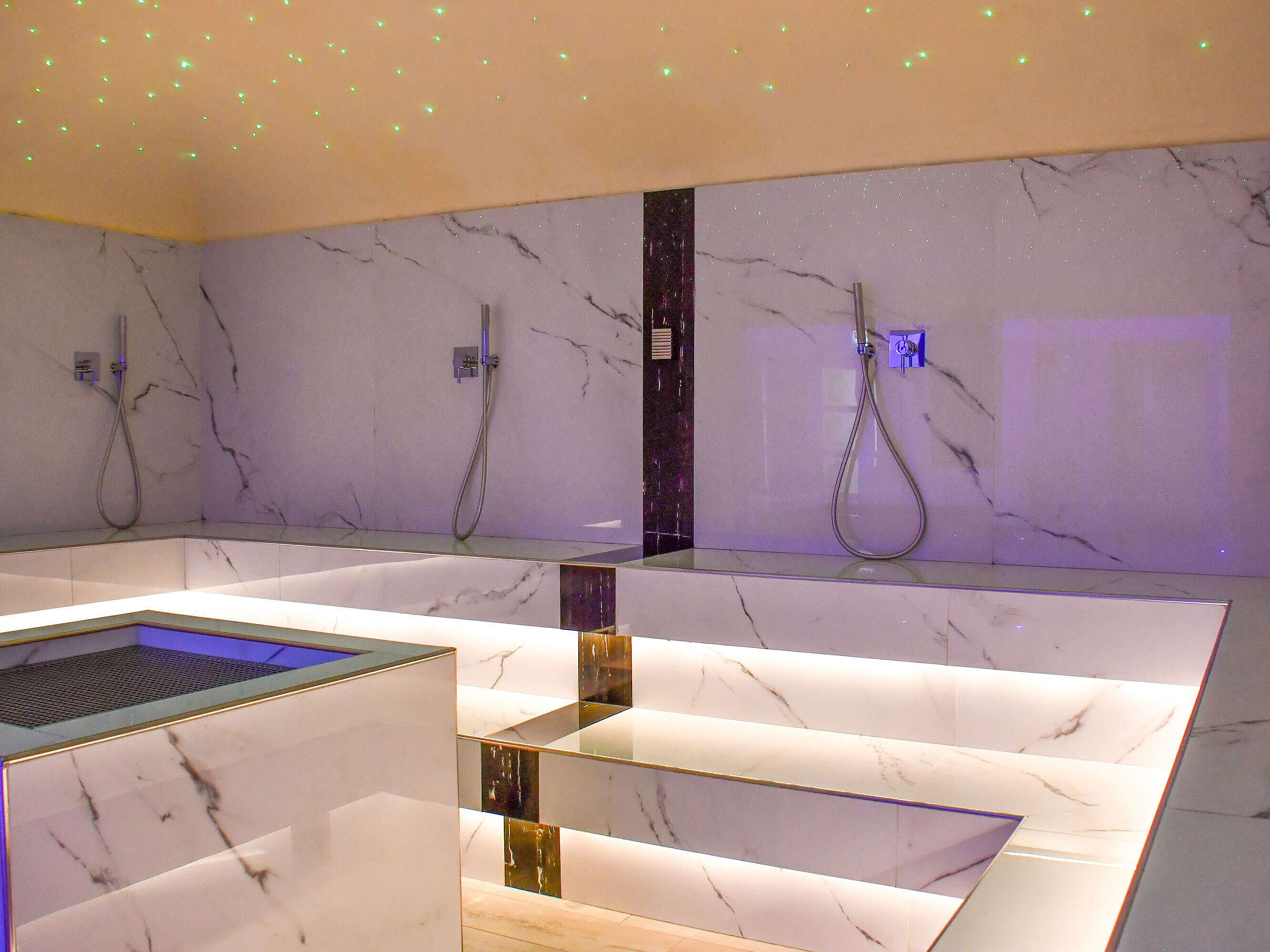 Steam room with star ceiling Modern steam room with marble and starry ceiling at Maritim Resort Calabria for exclusive relaxation.