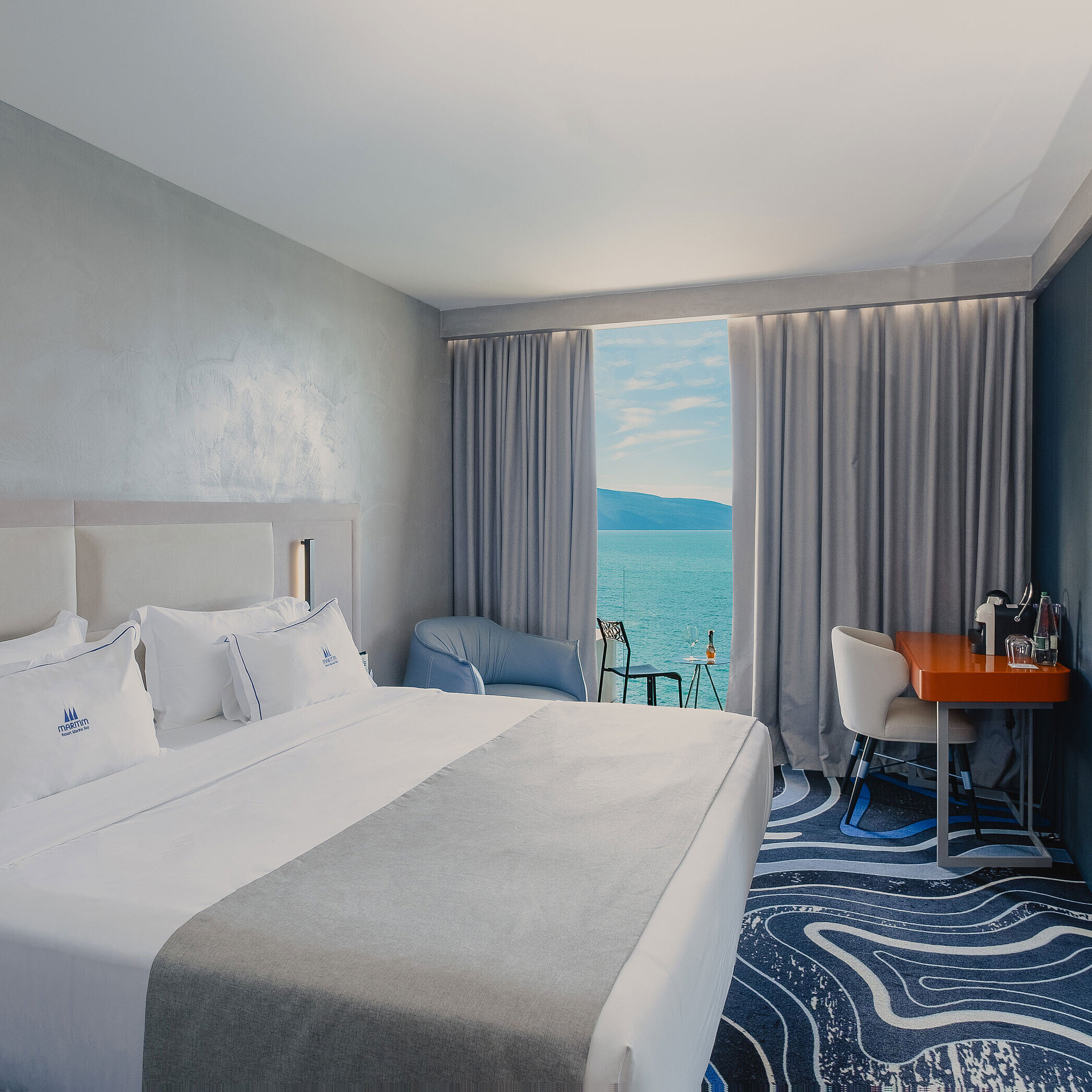 Superior room Modern double room at Maritim Resort Marina Bay with sea view, king bed and desk