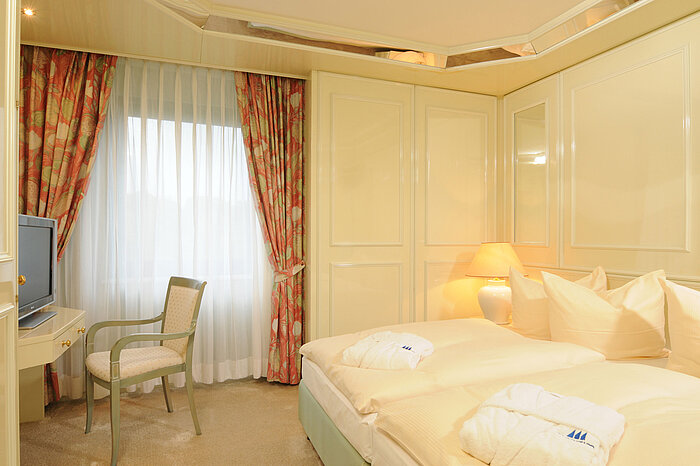 Suite  Bright Suite at Maritim Hotel Bremen with elegant bed, seating area, and soft lighting for a comfortable stay.