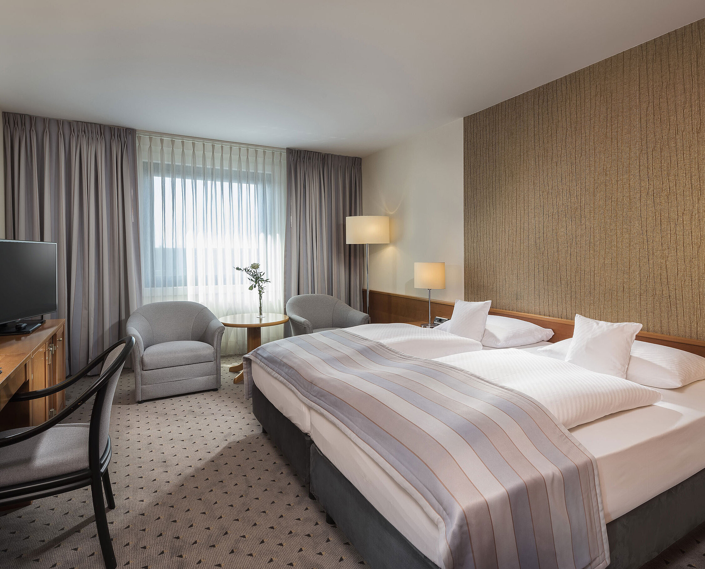 Classic room  Modern classic double room with a cozy double bed, seating area, and desk at Maritim Hotel Hannover.
