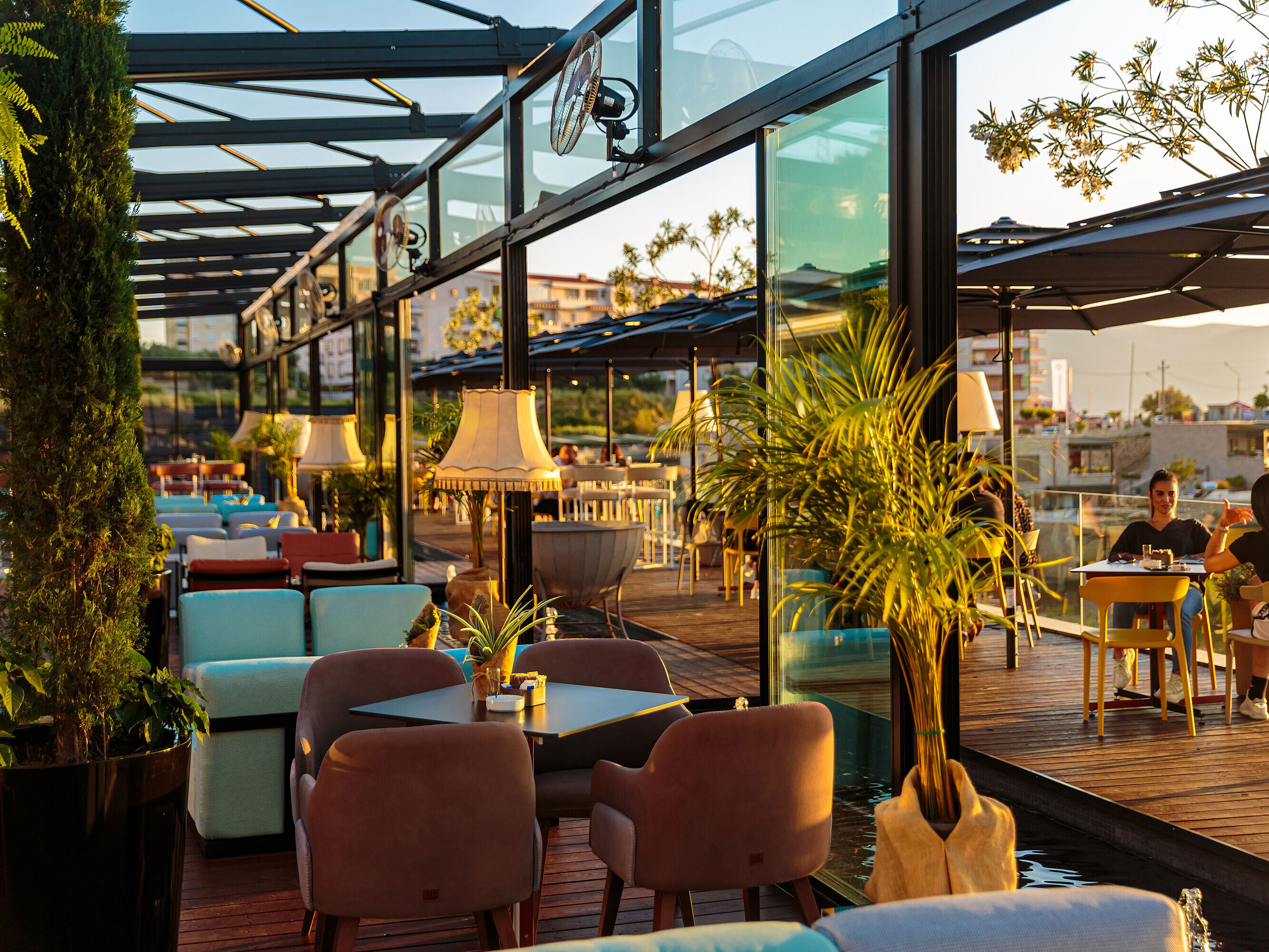 Stylish restaurant with cosy seating areas and evening atmosphere at Maritim Resort Marina Bay
