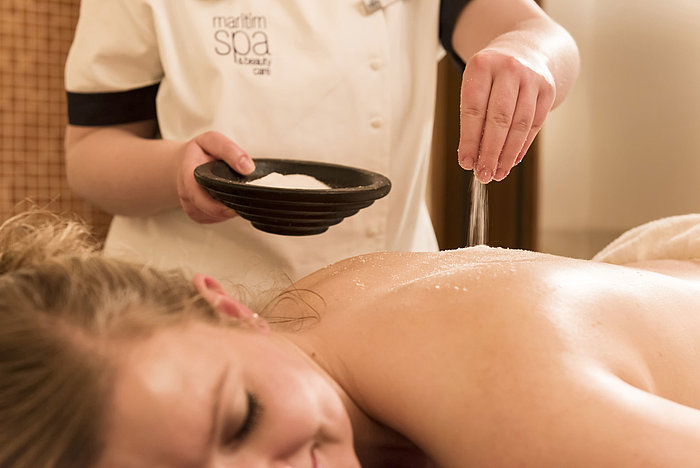 Close-up of a salt treatment on the back in the Maritim Seehotel Timmendorfer Strand wellness area.