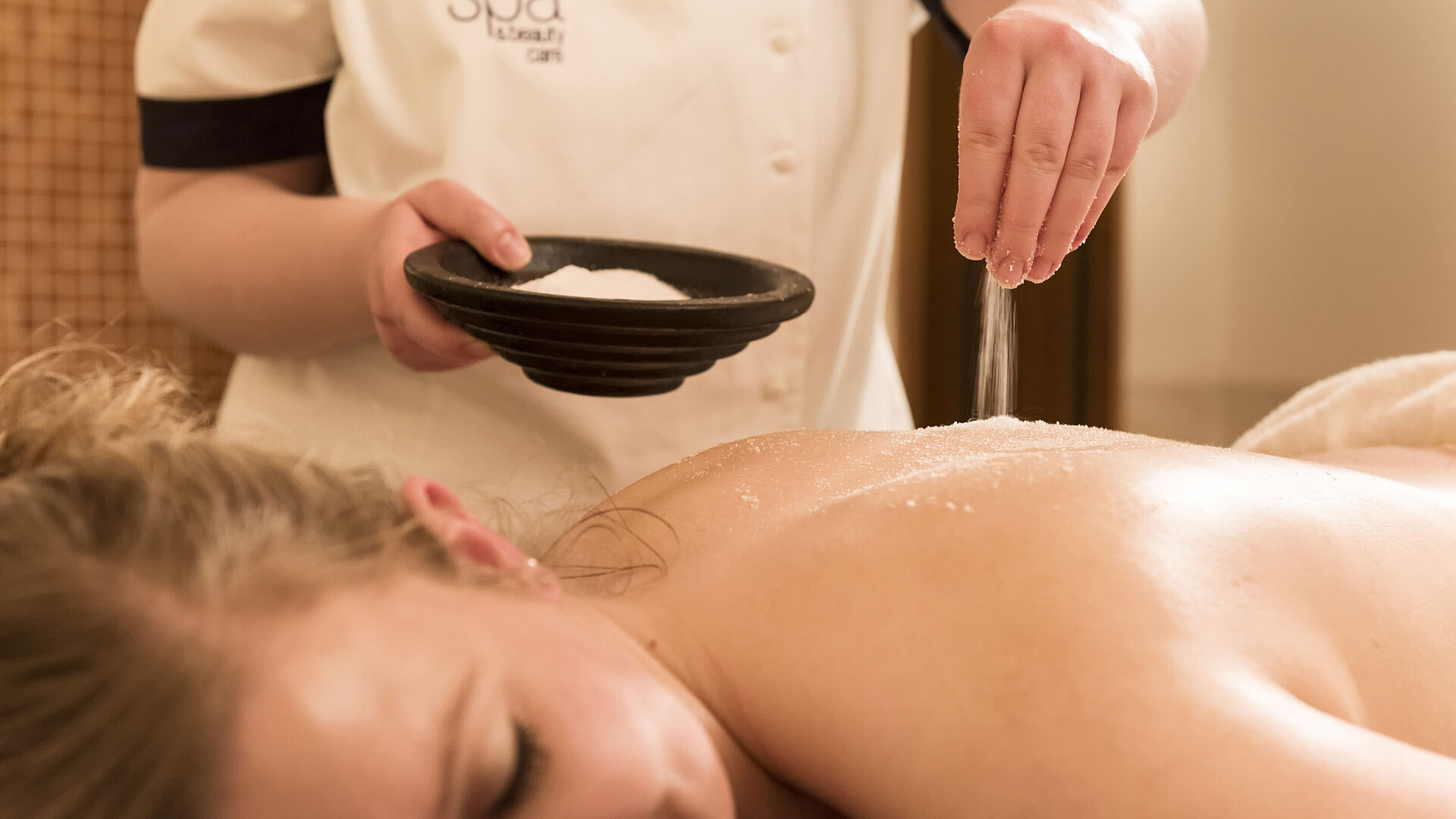 Close-up of a salt treatment on the back in the Maritim Seehotel Timmendorfer Strand wellness area.