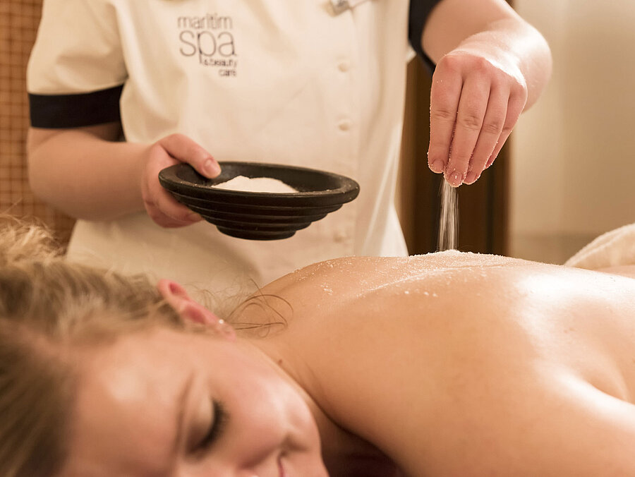 Close-up of a salt treatment on the back in the Maritim Seehotel Timmendorfer Strand wellness area.