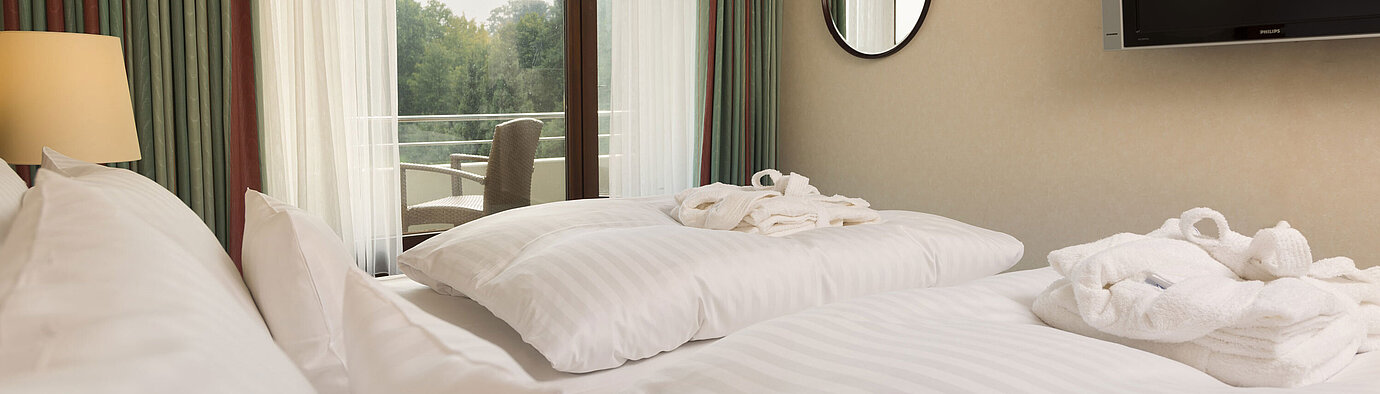 Junior suite Double bed with TV, bathrobe and balcony view at Maritim Hotel Bad Salzuflen