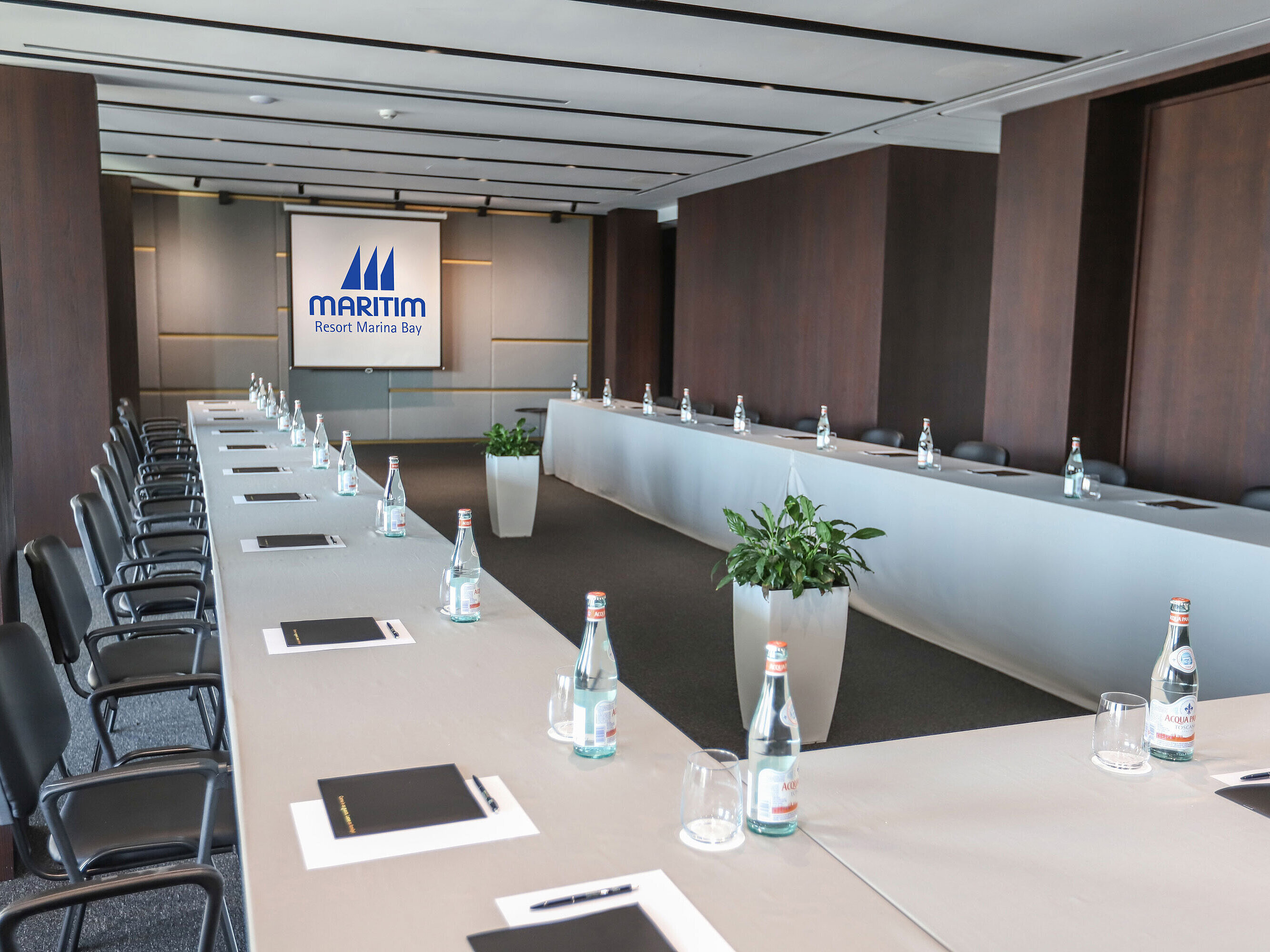Modern meeting room at Maritim Resort Marina Bay with U-shaped seating and conference equipment