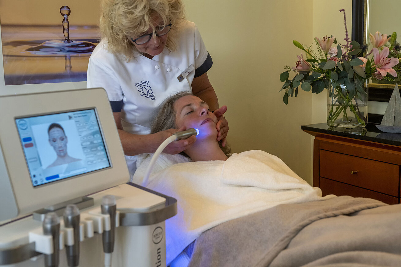 Facial treatment at the Maritim Seehotel Timmendorfer Strand Spa for relaxation and skincare with modern technology.