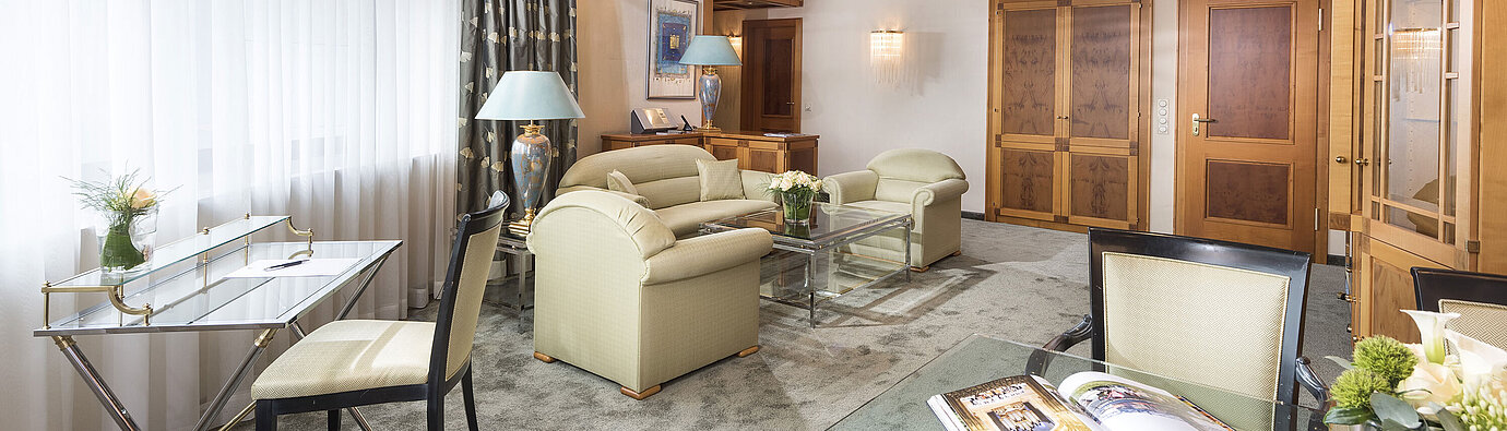 Luxury suite Spacious suite with elegant furnishings, glass table and cosy lounge at Maritim Hotel Magdeburg