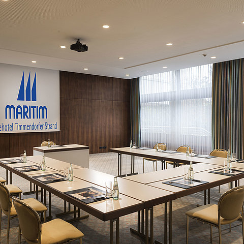 "Salon Köln" conference room at Maritim Seehotel Timmendorfer Strand with U-shaped seating and natural light.