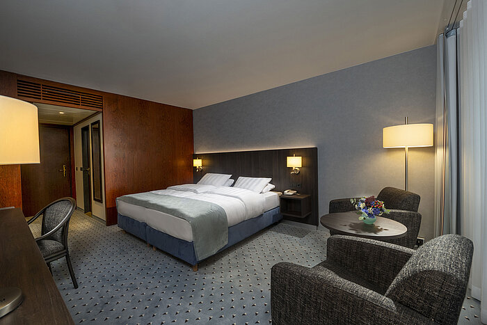 Classic room Modernly furnished Classic room with desk, TV, seating area, and comfortable bed at Maritim Hotel Bremen.