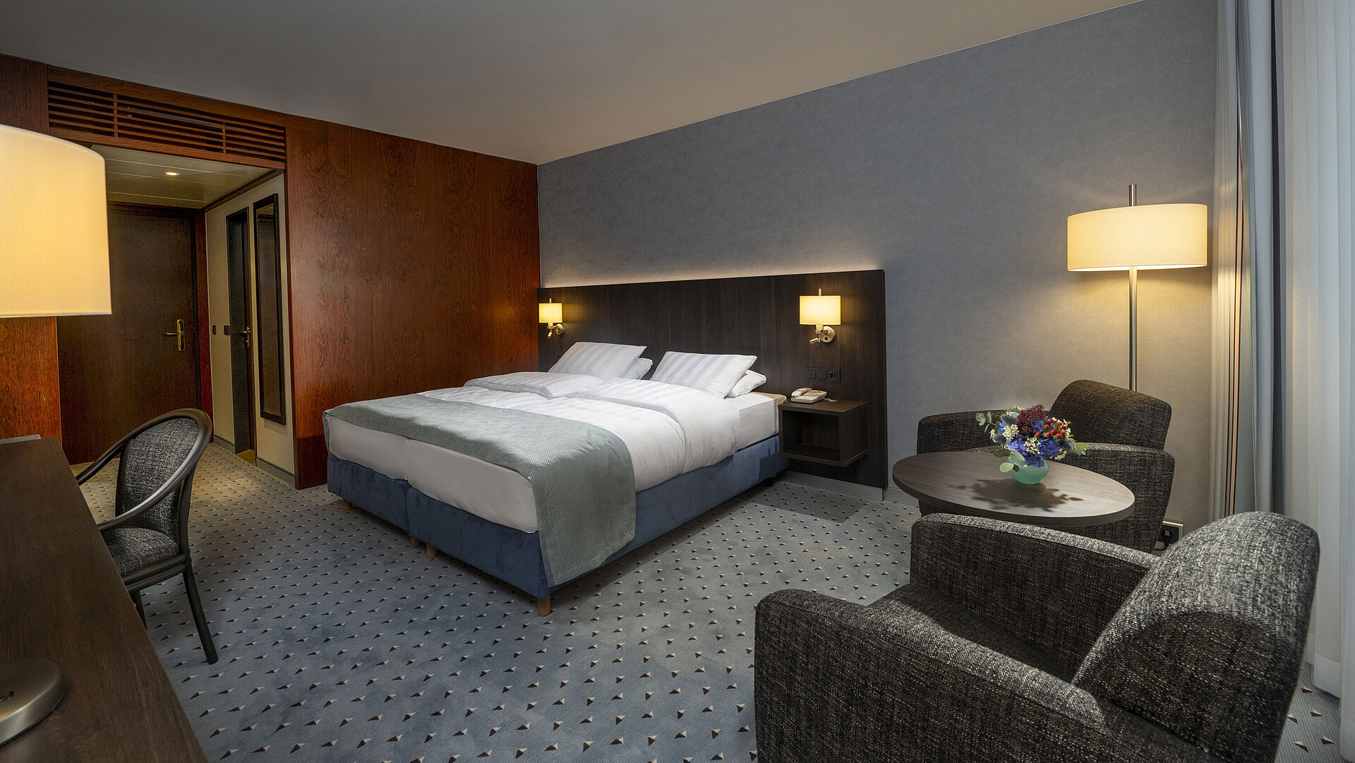 Classic room Modernly furnished Classic room with desk, TV, seating area, and comfortable bed at Maritim Hotel Bremen.
