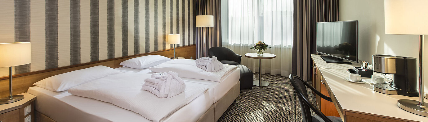 Superior room Bright double room with desk, armchairs and large bed at the Maritim Hotel Stuttgart