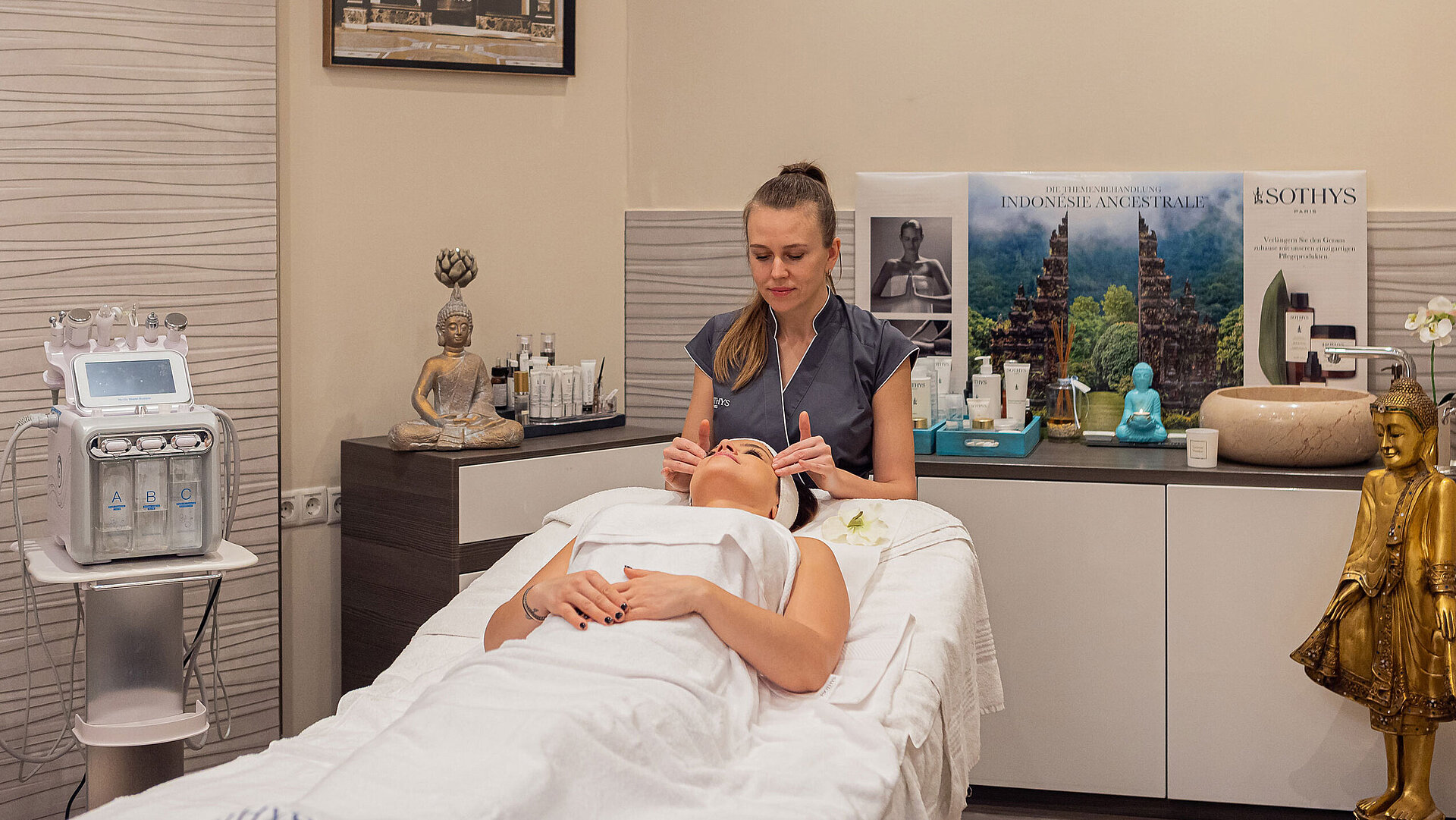 Wellness The picture shows a wellness treatment at the Maritim Hotel Bonn, where a woman is receiving a relaxing facial treatment.