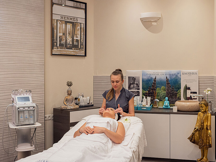 Wellness The picture shows a wellness treatment at the Maritim Hotel Bonn, where a woman is receiving a relaxing facial treatment.