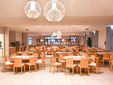 Main restaurant Spacious dining room at Maritim Resort Calabria with elegant lighting and ample seating