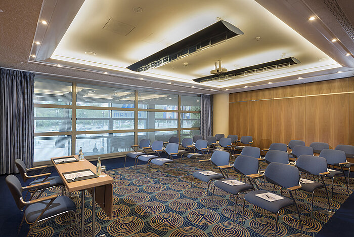 Salon Köln  Modern conference room at Maritim Hotel Frankfurt with seating and table setup for meetings or seminars.