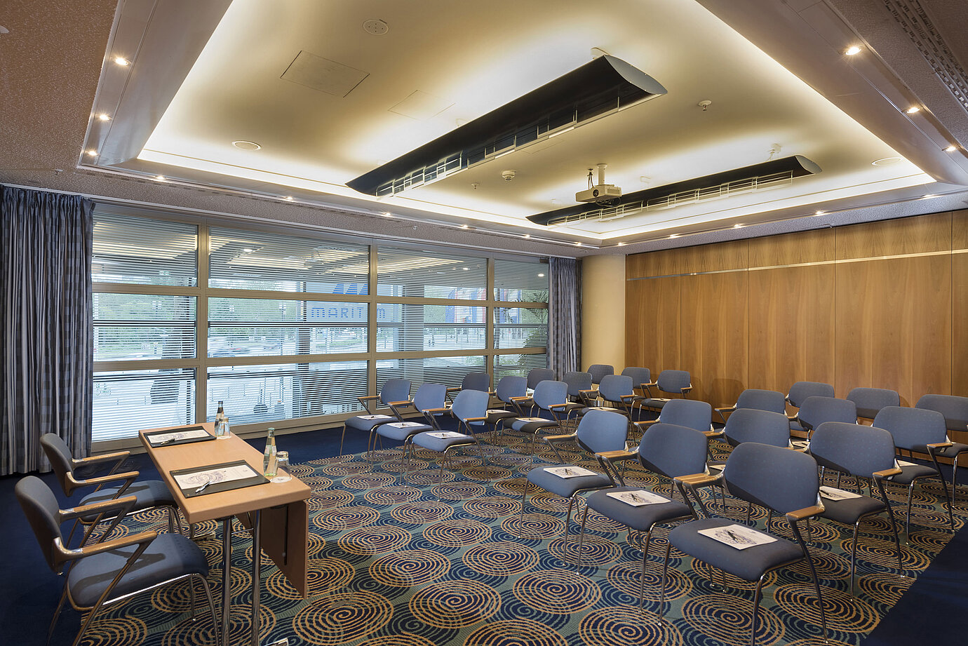 Salon Köln  Modern conference room at Maritim Hotel Frankfurt with seating and table setup for meetings or seminars.