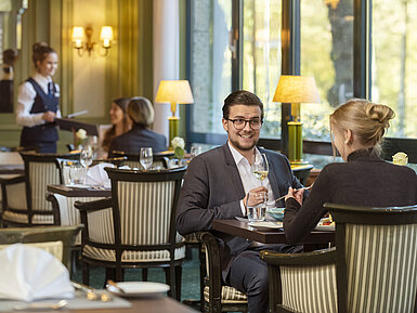 L'Echalote Restaurant   Guests enjoying a stylish dinner at L'Echalote restaurant in the Maritim Hotel Bremen with friendly service.