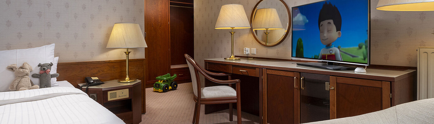 Child-friendly room with plush toys, TV cartoon and toys at Maritim Hotel Bad Wildungen