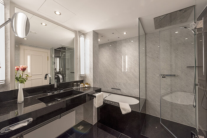 Bathroom Presidential suite Luxurious bathroom of the Presidential Suite at the Maritim Hotel Bremen with elegant bathtub and stylish decor.