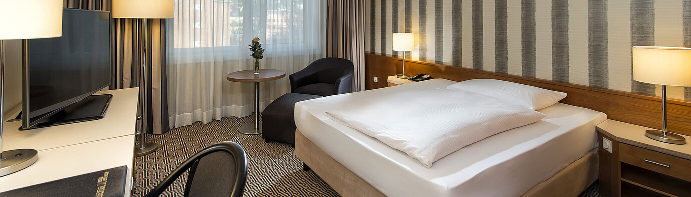 Classic Comfort room Modern single room with desk, large window and city view at Maritim Hotel Stuttgart