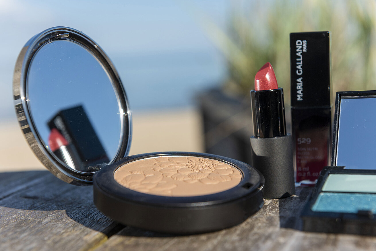 Close-up of makeup products like powder and lipstick by Maria Galland, on the beach of Maritim Hotel Timmendorfer Strand.