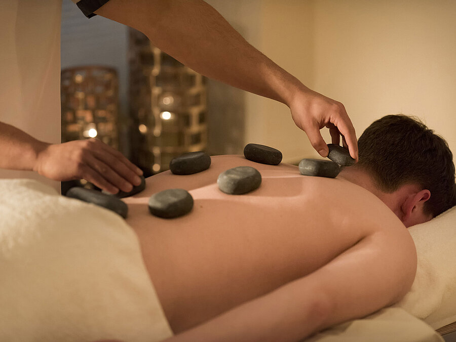 Hot stone massage for deep relaxation in the spa area of Maritim Seehotel Timmendorfer Strand.