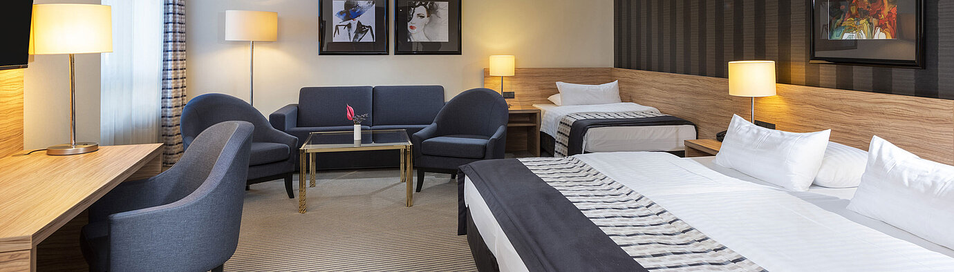 Comfortable family room with stylish design and cozy seating area at the Maritim Hotel Königswinter.