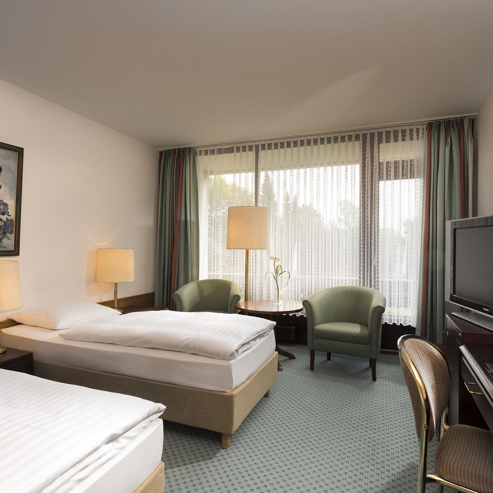 Classic room Double room with two beds, armchairs, desk and balcony at Maritim Hotel Bad Salzuflen
