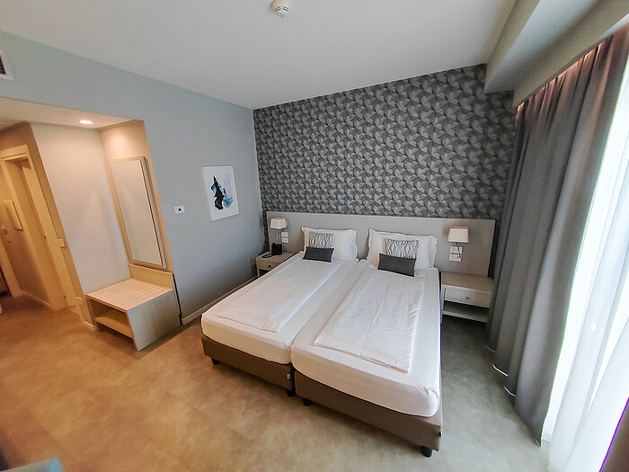 Standard room Modern hotel room at Maritim Resort Calabria with twin bed, desk and mirror