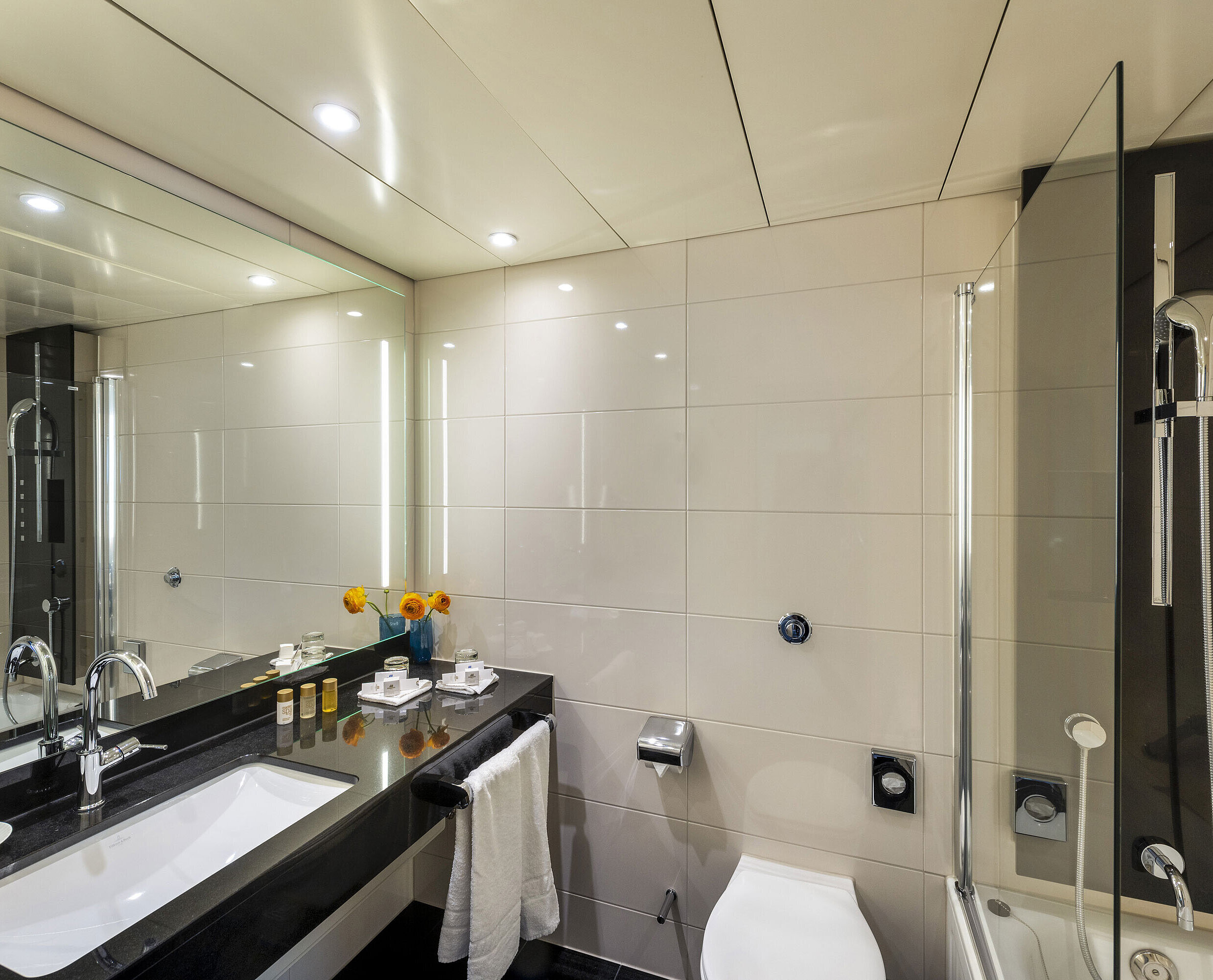 Bathroom with bathtub Modern bathroom with bathtub, large mirror, elegant fittings and premium amenities at Maritim Hotel Ulm.