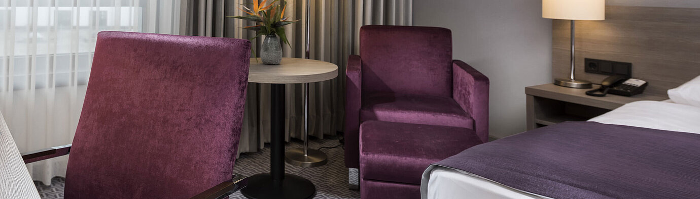 Stylish single room at Maritim Hotel Königswinter with desk, armchair, and modern design.