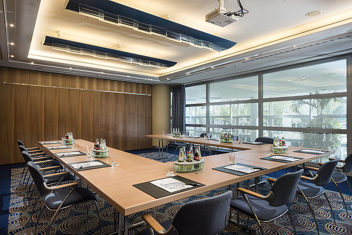 Salon München  Small meeting room at Maritim Hotel Frankfurt with U-shaped seating, natural light, and modern technology for meetings.