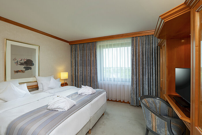 Suite Bright double room at Maritim Hotel Hannover with cozy bed and desk.