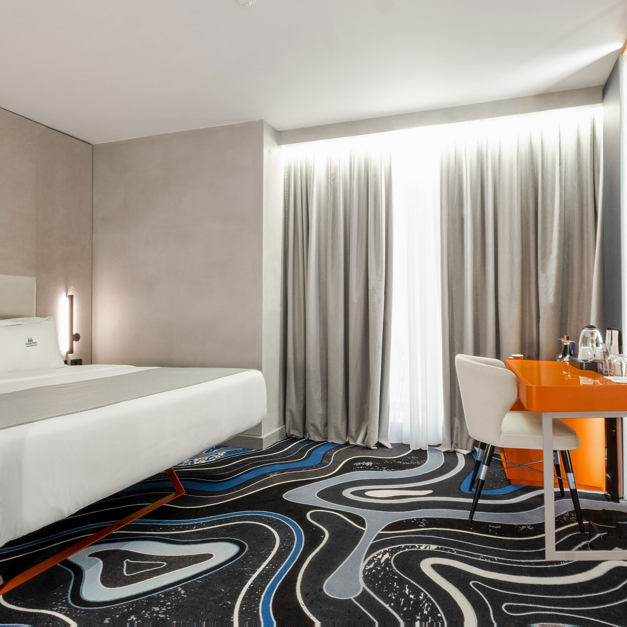 Superior room Modern double room at Maritim Resort Marina Bay with desk and bright daylight