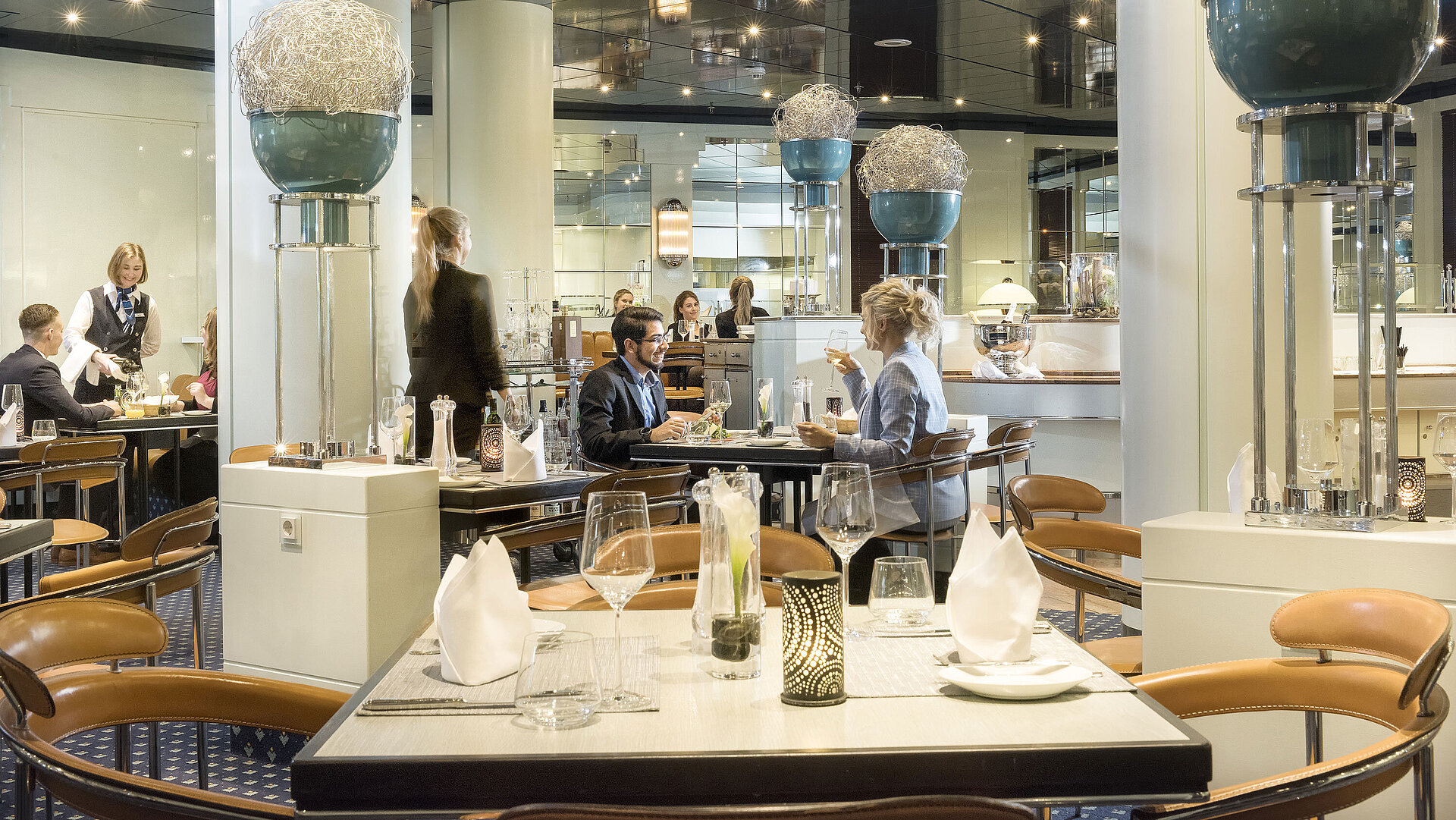 Classico Restaurant  Guests enjoying a stylish dinner at Classico restaurant in Maritim Hotel Frankfurt.