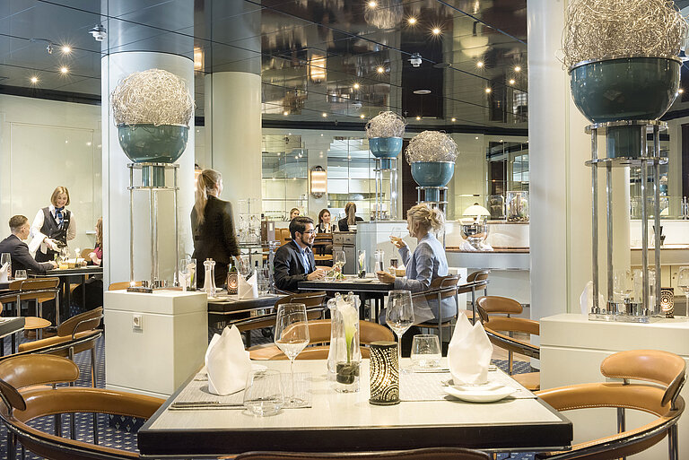 Classico Restaurant  Guests enjoying a stylish dinner at Classico restaurant in Maritim Hotel Frankfurt.