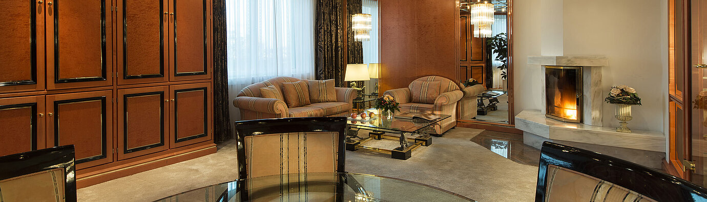 Luxury suite Exclusive presidential suite with elegant decor, fireplace and lounge at the Maritim Hotel Stuttgart