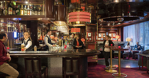 Binnen Bremer Bar  Guests enjoy drinks and a relaxed atmosphere in the stylish bar of Maritim Hotel Bremen, served by friendly staff.