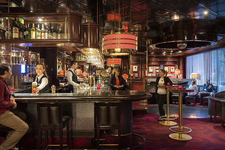 Binnen Bremer Bar  Guests enjoy drinks and a relaxed atmosphere in the stylish bar of Maritim Hotel Bremen, served by friendly staff.