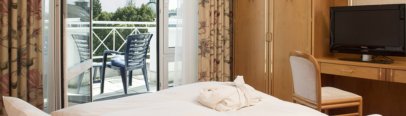 Bright double room with balcony, TV and wardrobe at Maritim Hotel Bad Wildungen