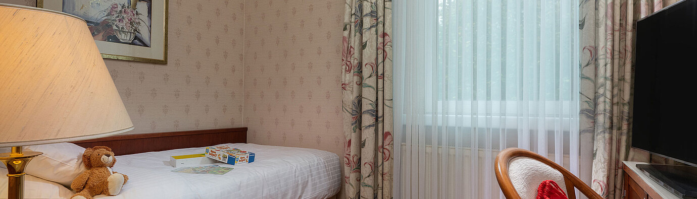 Comfort Family room Comfort family room with single bed, toys, seating area and large window for a cosy stay.