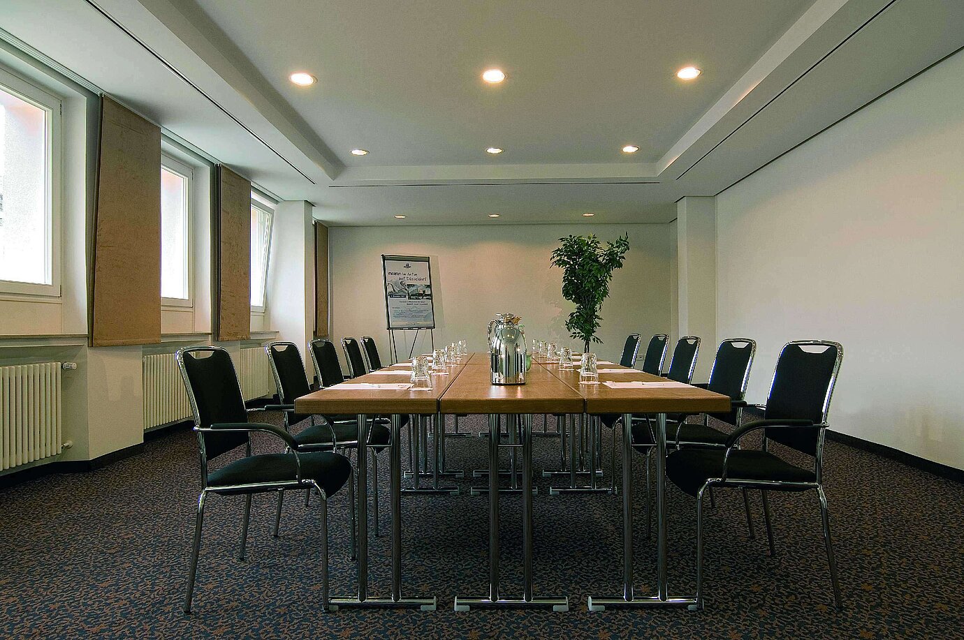 Bright meeting room at Maritim Hotel Fulda with modern equipment and conference table.