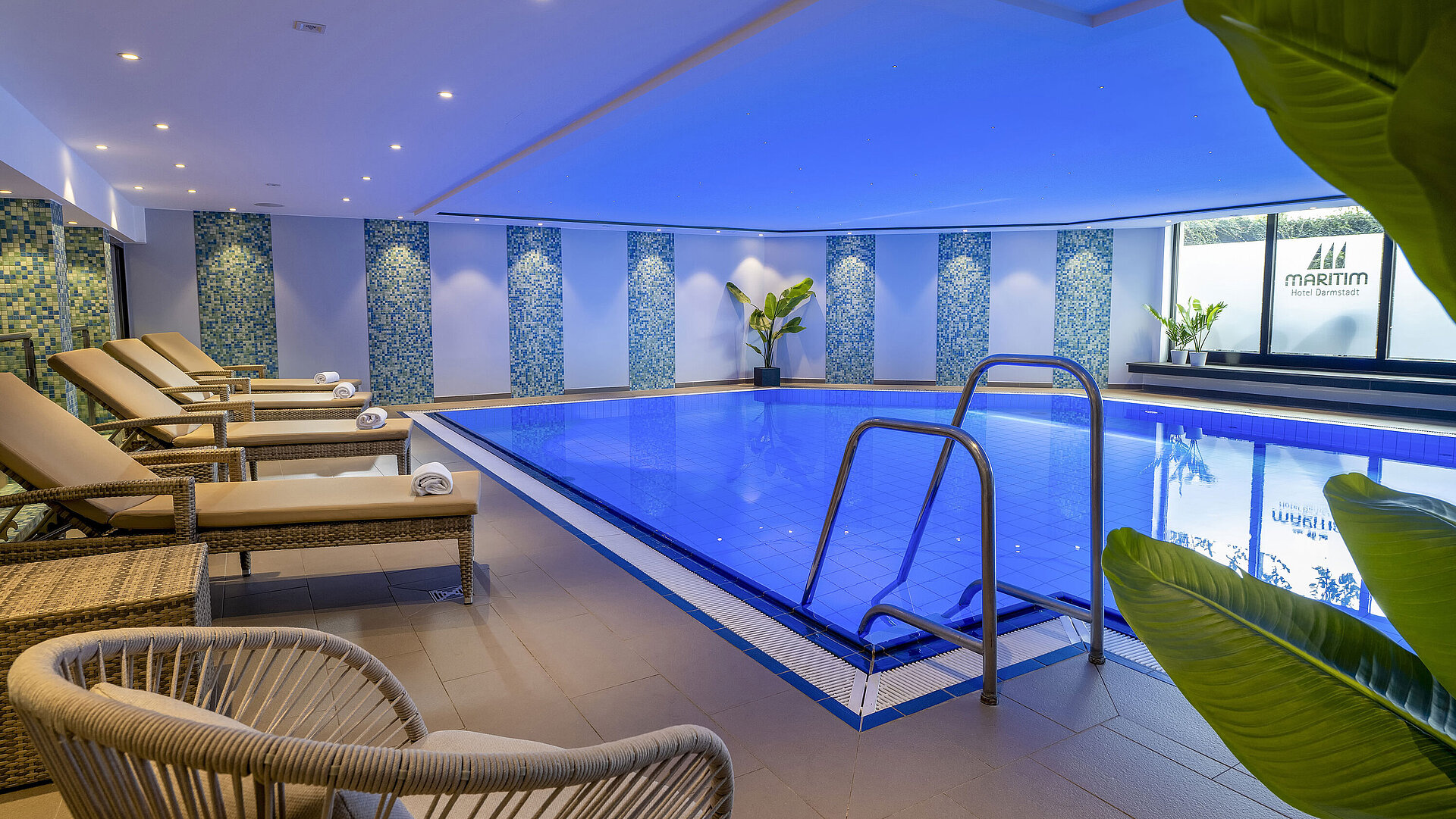 Indoor pool at the Maritim Hotel Darmstadt with comfortable loungers invites you to relax and swim