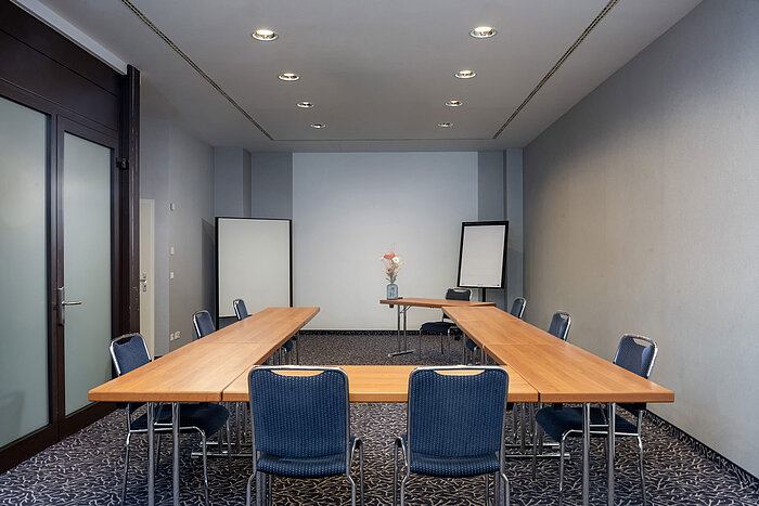 Quiet meeting room with U-shape seating and flipchart at the Maritim Hotel Darmstadt